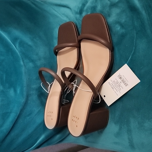 A New Day Rosewood/Cris Sandal NWT - Picture 3 of 4